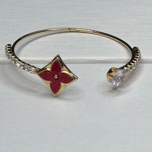 NWOT Gold Tone Sparkling Red Clover Open Cuff Bracelet